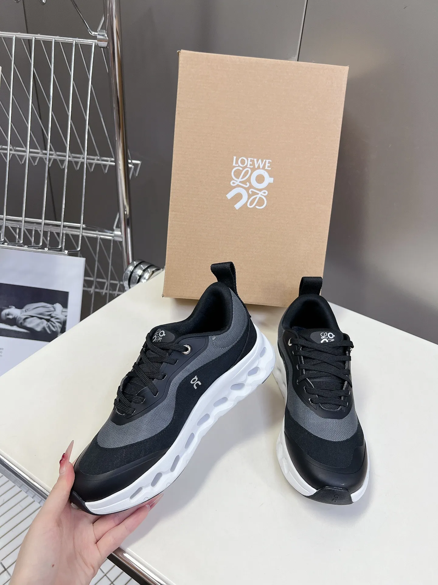 👟👟Ex-factory price 640👟👟 Loewe x on cioudtilt2.0 running shoes‼ ️Couple model Loewe Made from recycled polyester and mesh, it features an exclusive rubber sole with Loewe's classic logo printed on the side and full-coverage seam details. This cooperation combines ON's professional technology with Loewe's exquisite craftsmanship, and uses it in the production and design, specially designed for urban life and outdoor sports. Code number: 35-40, male 39-44